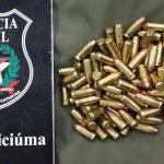 Polícia Civil cumpre buscas e prende dois em flagrante por tráfico de drogas e posse de munição, em Criciúma
