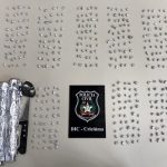 Polícia Civil cumpre buscas e prende dois em flagrante por tráfico de drogas e posse de munição, em Criciúma