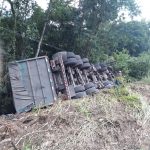 Orleans: Caminhão tomba na rodovia SC-390