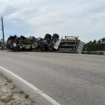 Caminhão que transportava frangos tomba em Lauro Müller