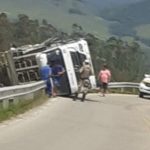 Caminhão que transportava frangos tomba em Lauro Müller