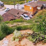 Motorista cai com caminhonete no telhado de residência em Orleans