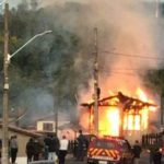 Incêndio atinge residência no bairro Alto Paraná, em Orleans Incêndio atinge residência no bairro Alto Paraná, em Orleans