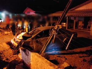 Carro colide contra poste e deixa duas pessoas feridas em Jaguaruna