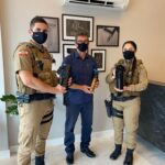 Conselho da Comunidade de Orleans entrega armamento para a Polícia Militar