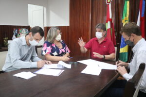 Prefeito assina convênio de R$ 200 mil com a Fundação Hospitalar Santa Otília Prefeito assina convênio de R$ 200 mil com a Fundação Hospitalar Santa Otília