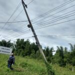 Condutor perde controle e colide veículo contra poste na SC-390