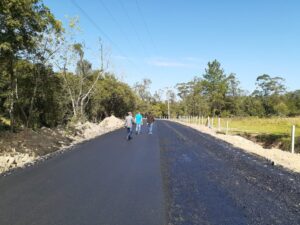 Prefeito visita obra de pavimentação no Rio Manin