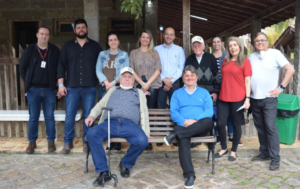 Descendentes de imigrantes letos visitam o Museu ao Ar Livre Princesa Isabel