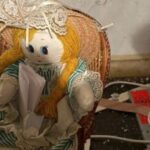 Morador encontra boneca com recado ‘assustador’ em parede oca de casa