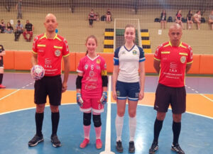 Destaque Esportivo: A goleira Eloisa Volpato Castanhel é um dos pilares do time de BN no Sub-13