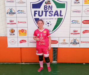 Destaque Esportivo: A goleira Eloisa Volpato Castanhel é um dos pilares do time de BN no Sub-13