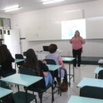 Mulheres de Orleans participam de curso de atendimento ao cliente