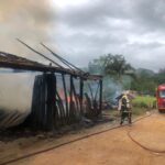 Incêndio destrói residência em Pedras Grandes