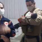 Bebê recém-nascido é abandonada em caixa de papelão