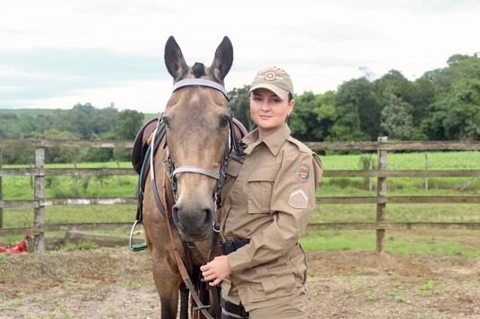 Soldado Katarine faz história e se torna 1ª mulher na Cavalaria da PM em  Criciúma