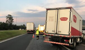 Caminhoneiro é prensado em acidente e quebra as duas pernas Caminhoneiro é prensado em acidente e quebra as duas pernas