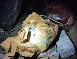 Após perseguição a caminhão, PRF apreende quase R$ 200 mil em dinheiro vivo Após perseguição a caminhão, PRF apreende quase R$ 200 mil em dinheiro vivo
