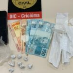 Polícia Civil cumpre três mandados de busca e prende traficante de crack em flagrante Polícia Civil cumpre três mandados de busca e prende traficante de crack em flagrante
