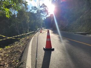 Atenção na Serrinha: dois pontos com trânsito em meia pista