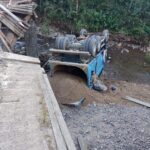 Caminhão cai em rio após ponte quebrar no interior de Orleans