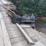 Caminhão cai em rio após ponte quebrar no interior de Orleans