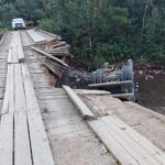 Caminhão cai em rio após ponte quebrar no interior de Orleans