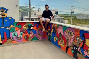 Artista Teo Matos realiza trabalho voluntário na revitalização da biblioteca da Escola Samuel Sandrini, de Orleans