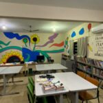 Artista Teo Matos realiza trabalho voluntário na revitalização da biblioteca da Escola Samuel Sandrini, de Orleans