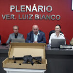 Homenagens e entrega de fuzil marcam sessão legislativa de São Ludgero