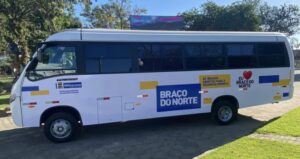 Prefeito entrega micro-ônibus à Assistência Social