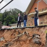 Muro desmorona e família fica desalojada no bairro Brasília em Urussanga