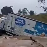 Caminhão cai em rio após ponte cair na localidade de São Roque em Gravatal