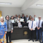 Vereadores prestam homenagem a quatro personalidades durante sessão legislativa em Orleans