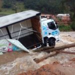 Caminhão cai em rio após ponte cair na localidade de São Roque em Gravatal
