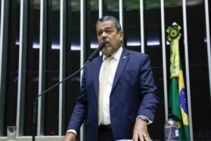Câmara aprova projeto que obriga planos de saúde a cobrir tratamentos fora do rol da ANS Câmara aprova projeto que obriga planos de saúde a cobrir tratamentos fora do rol da ANS