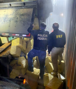 Ação conjunta da PRF e PF apreende quase 18 toneladas de maconha na BR 101