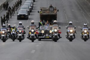 Desfile em comemoração ao Bicentenário reúne multidão na Esplanada