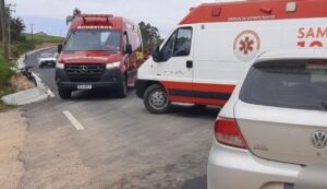 Três pessoas ficam feridas em acidente envolvendo veículos