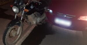 Casal fica gravemente ferido em batida entre moto e carro