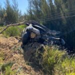 Motorista perde o controle da direção e colide contra poste