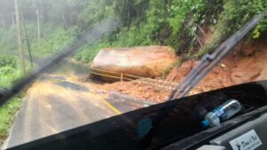 Desmoronamento em estrada causa alerta em São Ludgero Desmoronamento em estrada causa alerta em São Ludgero
