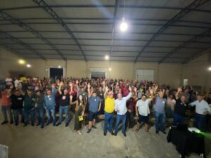 Vitorassi e Pedro Tezza reúnem centenas de pessoas em apoio à reeleição para a Coorsel