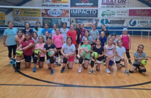 Escolinha de vôlei reinicia atividades com mais de 70 alunas em Orleans