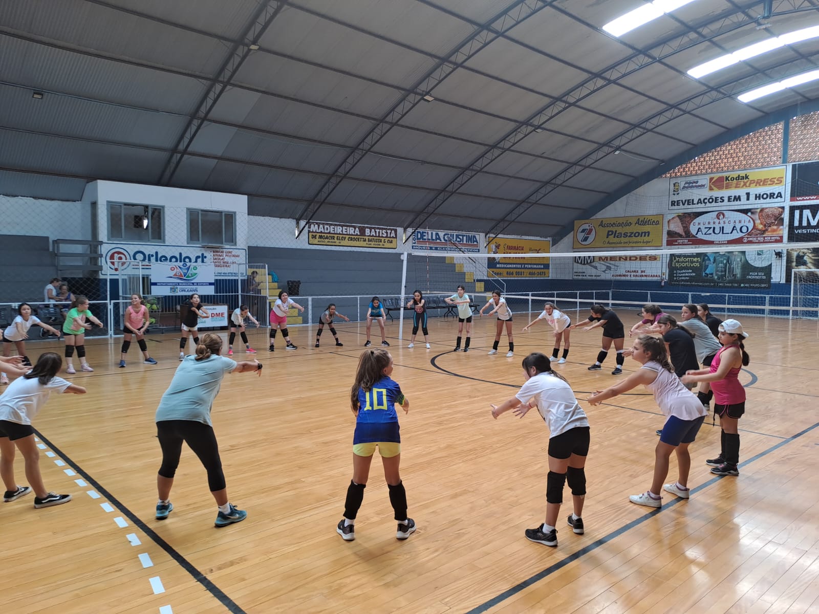 Escolinha de vôlei reinicia atividades com mais de 70 alunas em Orleans ...