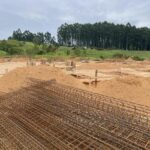 Beto vistoria obras da quadra poliesportiva do Avistoso