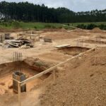 Beto vistoria obras da quadra poliesportiva do Avistoso