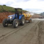 Equipe de Obras trabalha para pavimentar a Estrada Geral Rio Pinheiros