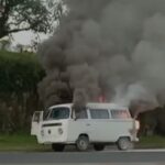 Bombeiros combatem incêndio em veículo em Orleans