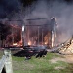 Bombeiros atendem ocorrência de incêndio em galpão, em Lauro Müller